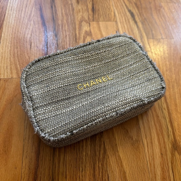 CHANEL Holiday 2022 Cosmetic Clutch Bag Grey Silver Tweed Pouch NO PRODUCTS - Picture 2 of 5